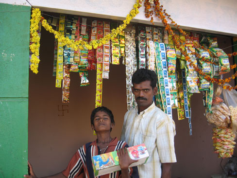 Shop selling tea-, tobacco-bags...