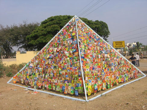 Fertiggestellte farbige Pyramide